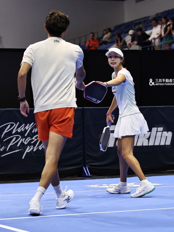 佐脇京(Kei Sawaki)― ミックスダブルスの試合中、パートナーとパドルタッチ|PPA ASIA 500 Sansan TOKYO OPEN 2026