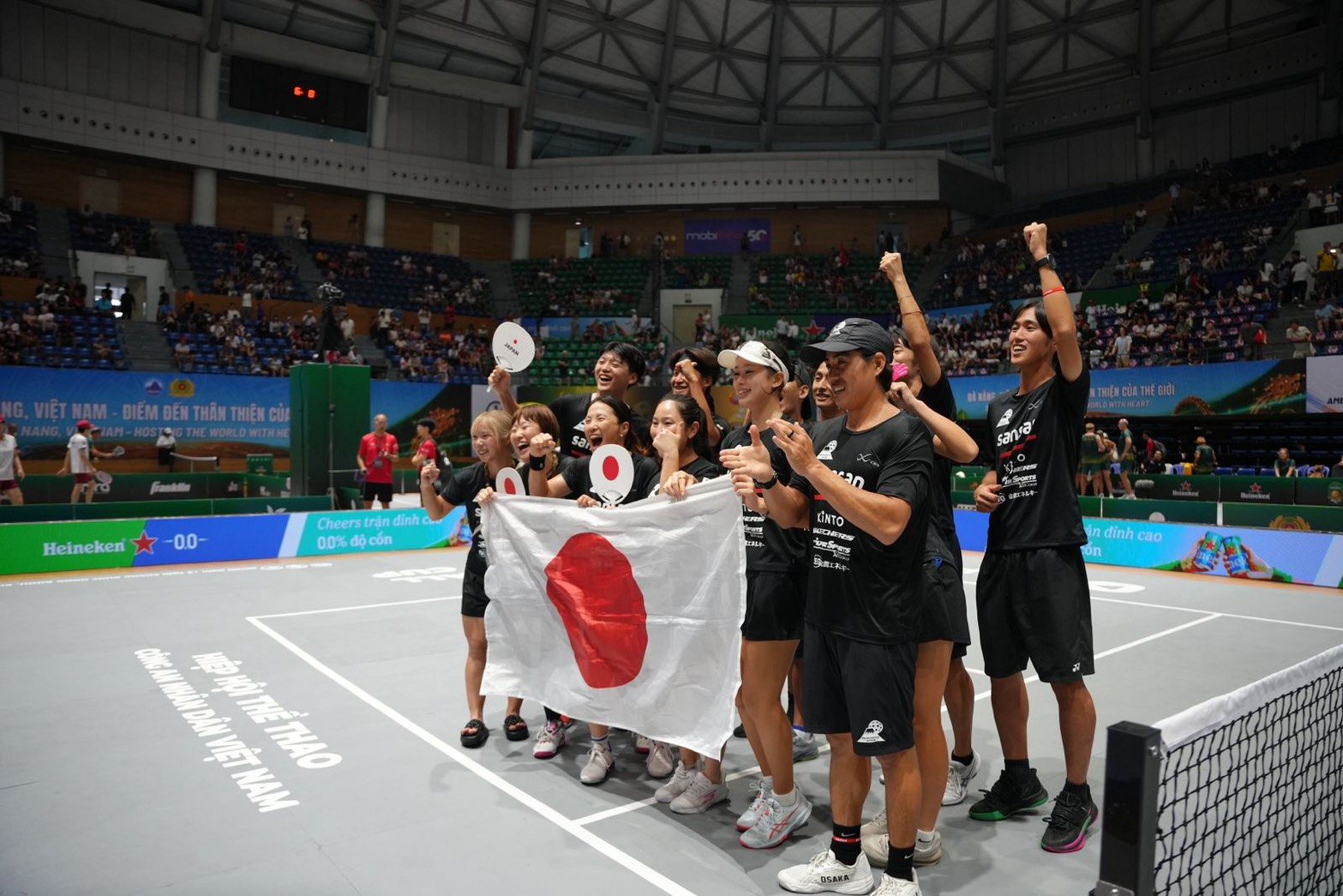 TEAM JAPAN(佐脇京所属)― 日の丸を掲げて勝利を喜ぶ|Heineken Pickleball World Cup 2026