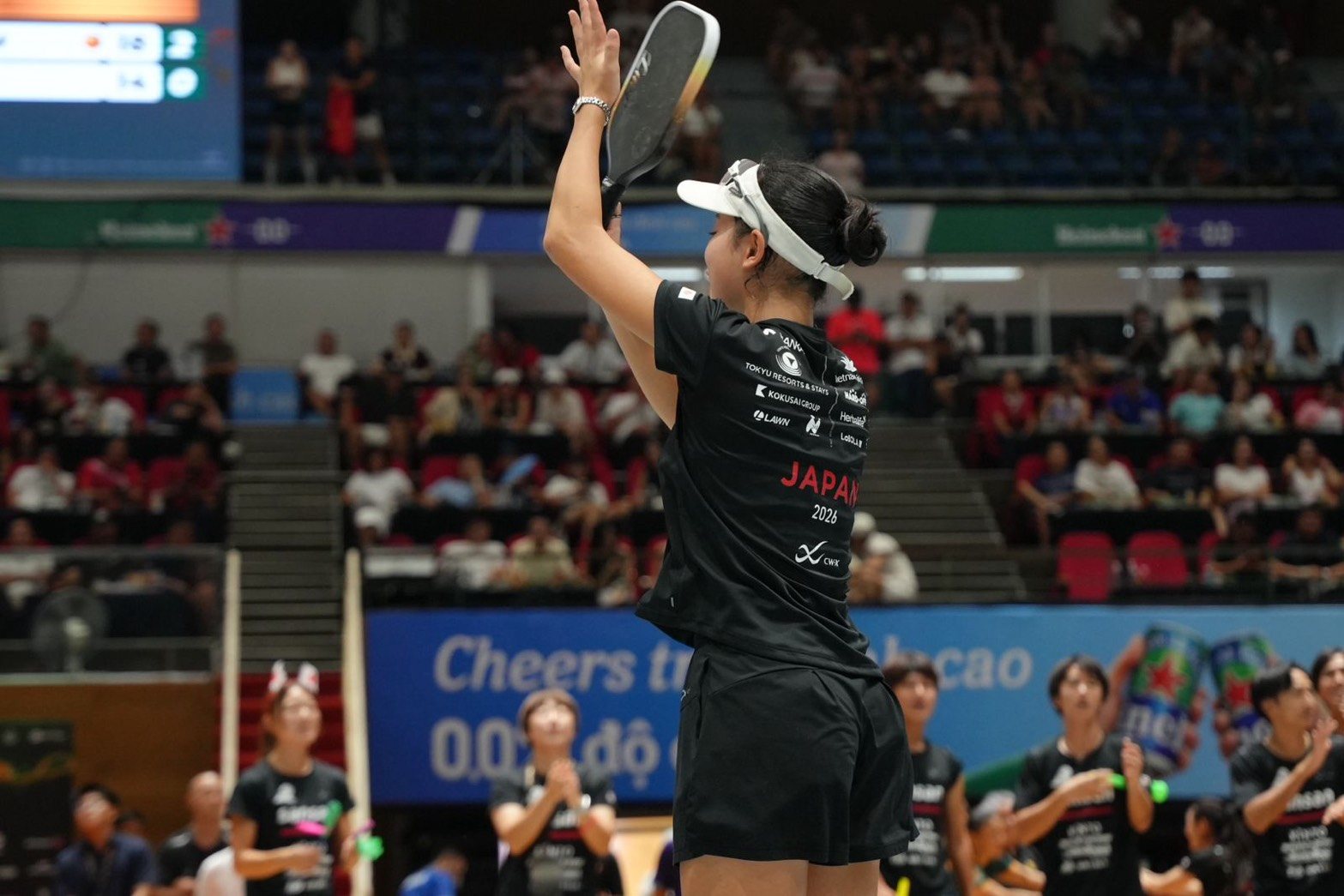 TEAM JAPAN(佐脇京所属)― パドルを掲げて声援に応える|Heineken Pickleball World Cup 2026