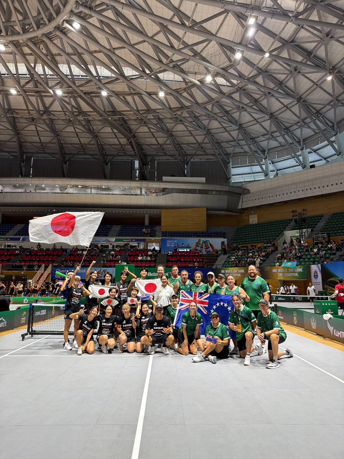 TEAM JAPAN(佐脇京所属)― 対戦チームとの記念撮影|Heineken Pickleball World Cup 2026
