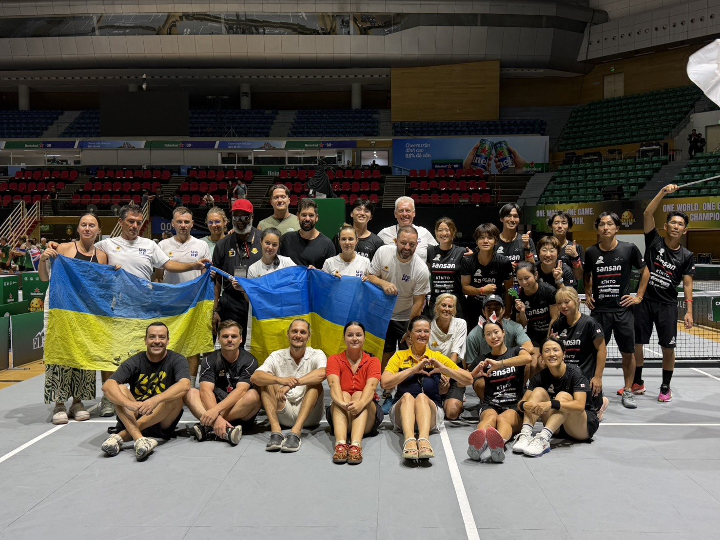 TEAM JAPAN(佐脇京所属)― ウクライナ代表チームとの記念撮影|Heineken Pickleball World Cup 2026